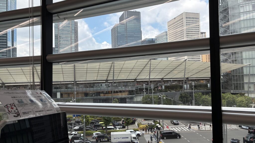 献血ルームの窓越しに見える東京駅八重洲口