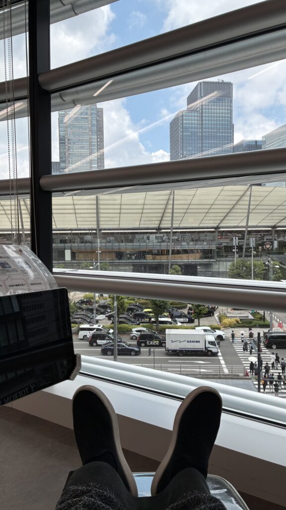 東京八重洲献血ルームの窓際の席から見た東京駅の景色