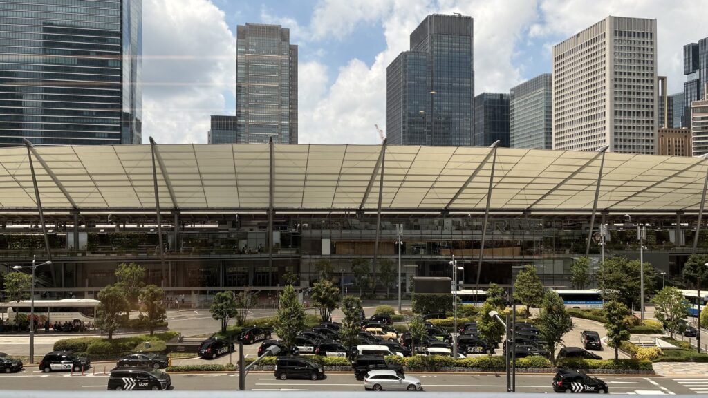 東京駅の白い膜屋根と背後の高層ビル群